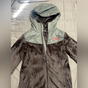 OLIVE GREEN NORTH FACE FLEECE ZIP UP HOODIE.